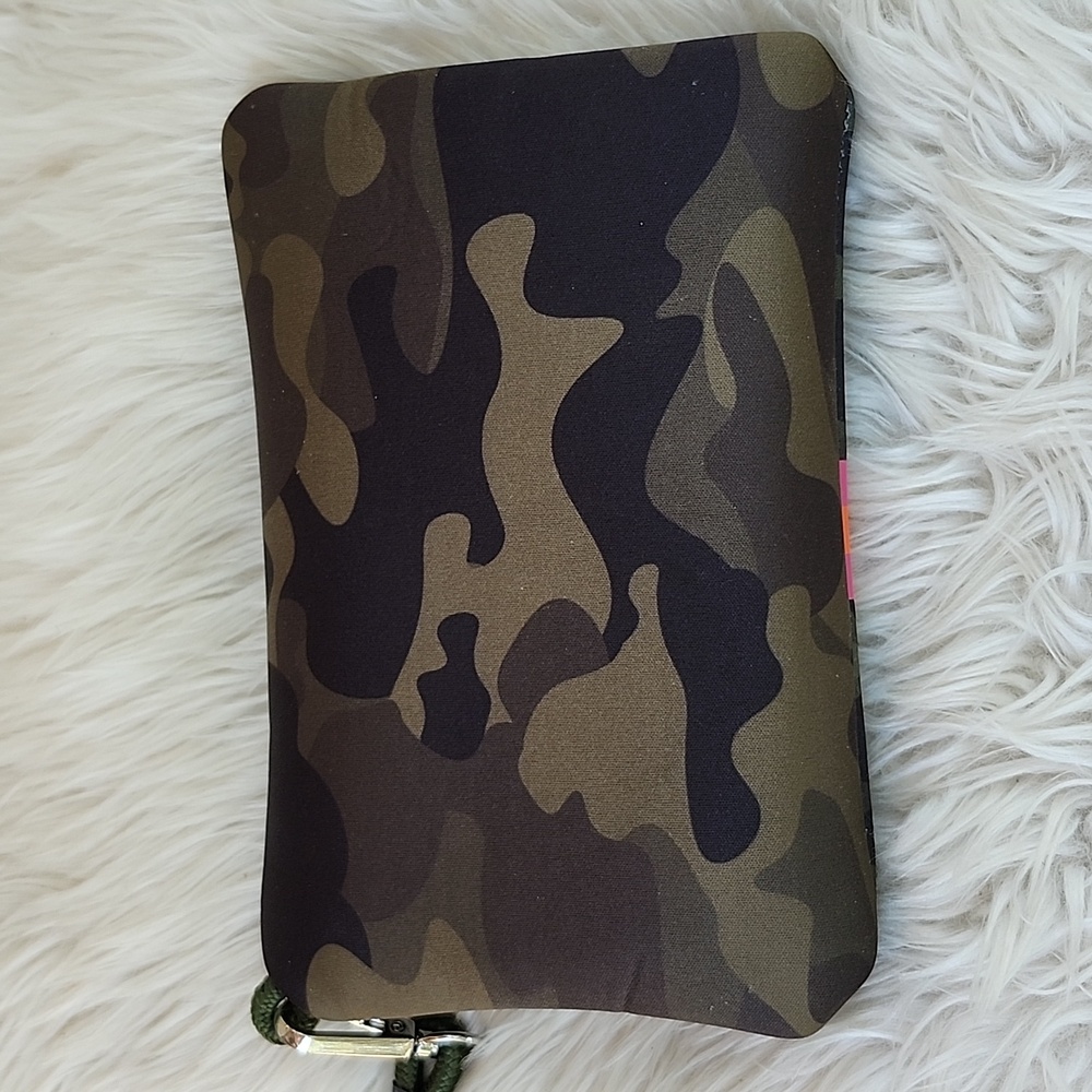 HAUTE SHORE GREYSON NEOPRENE CAMO WRISTLET - Picture 2 of 7